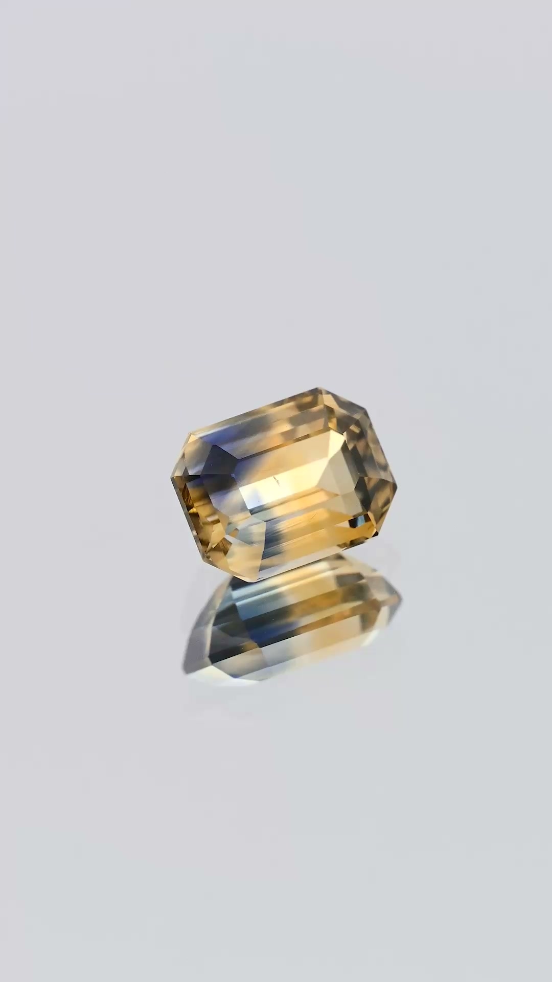 360-degree-macro-view-natural-bi-colour-sapphire-unheated-emerald-cut-ceylon-1.10ct