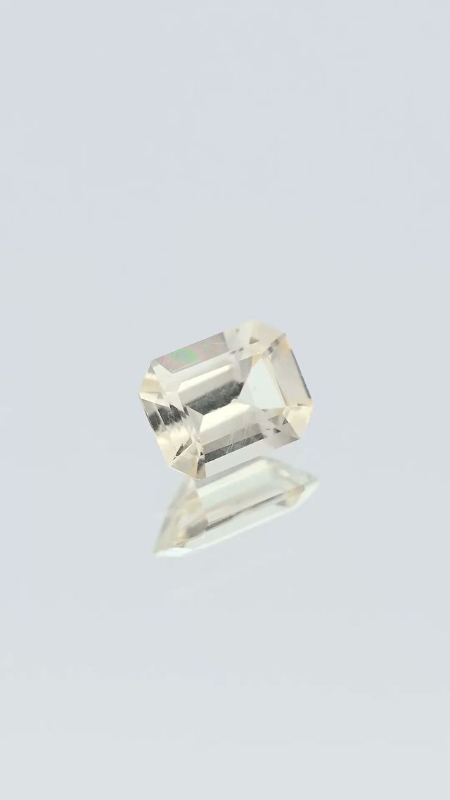 360-degree-macro-view-natural-yellow-sapphire-unheated-unknown-ceylon-0.55ct