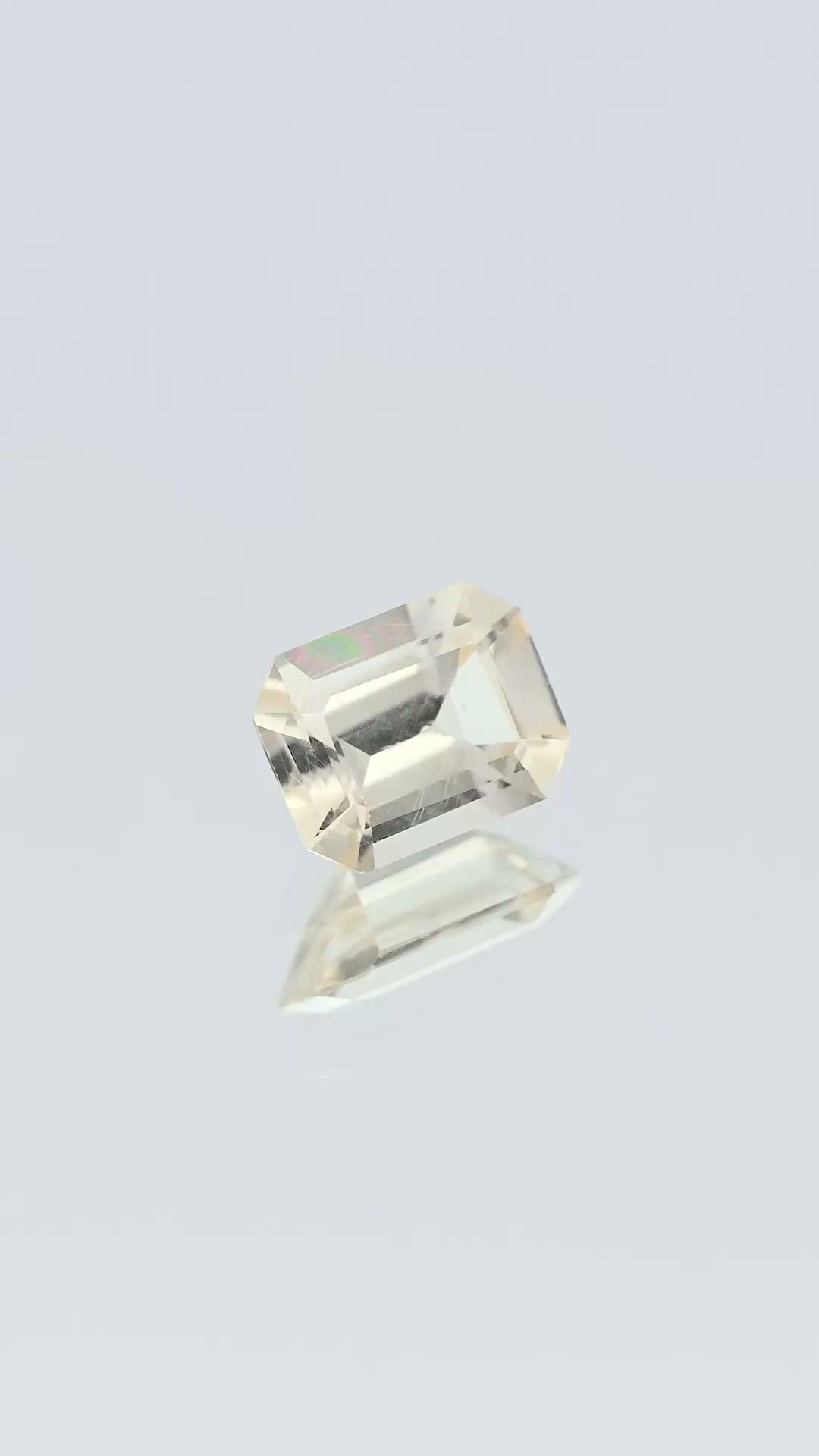 360-degree-macro-view-natural-yellow-sapphire-unheated-unknown-ceylon-0.55ct