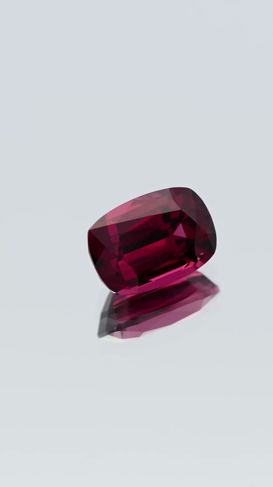 360-degree-macro-view-natural-rhodolite-garnet-unheated-cushion-ceylon-2.21ct