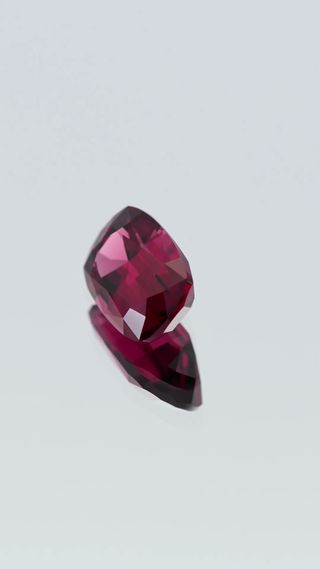 360-degree-macro-view-natural-rhodolite-garnet-unheated-cushion-ceylon-2.21ct thumbnail 4