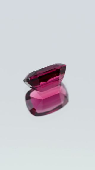360-degree-macro-view-natural-rhodolite-garnet-unheated-cushion-ceylon-2.21ct thumbnail 6
