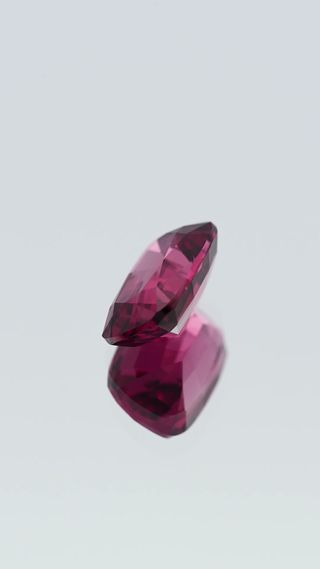 360-degree-macro-view-natural-rhodolite-garnet-unheated-cushion-ceylon-2.46ct thumbnail 5