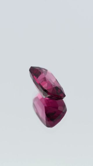 360-degree-macro-view-natural-rhodolite-garnet-unheated-cushion-ceylon-2.46ct thumbnail 8