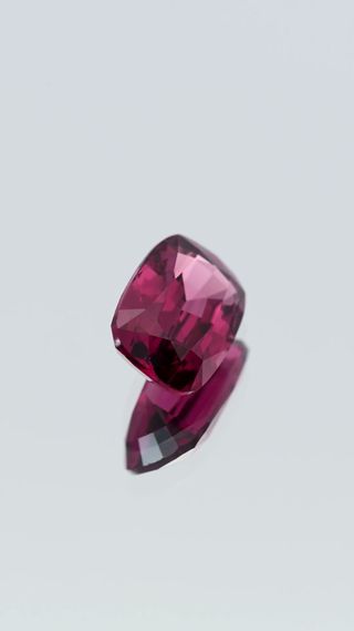 360-degree-macro-view-natural-rhodolite-garnet-unheated-cushion-ceylon-2.46ct thumbnail 9