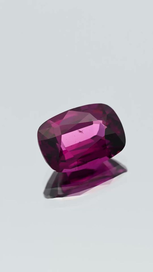 360-degree-macro-view-natural-rhodolite-garnet-unheated-cushion-ceylon-3.38ct