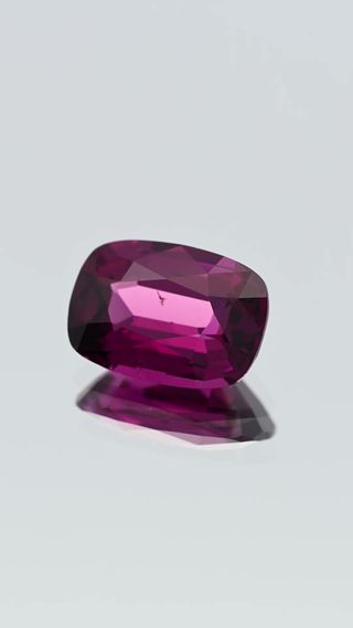 360-degree-macro-view-natural-rhodolite-garnet-unheated-cushion-ceylon-3.38ct thumbnail 3