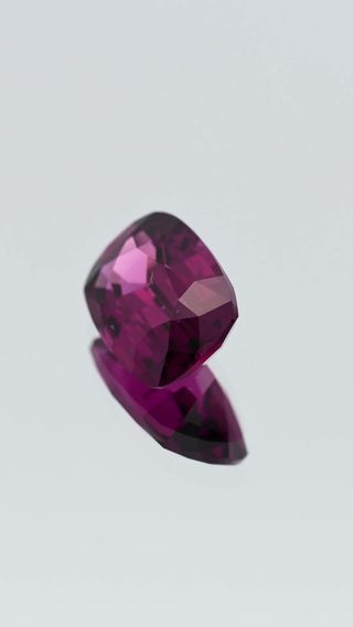 360-degree-macro-view-natural-rhodolite-garnet-unheated-cushion-ceylon-3.38ct thumbnail 4