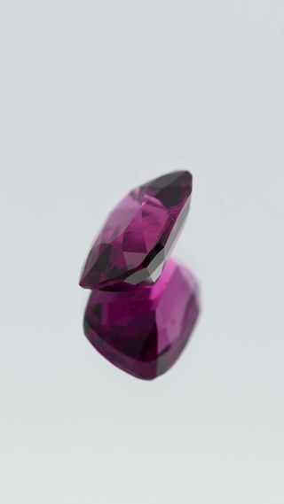 360-degree-macro-view-natural-rhodolite-garnet-unheated-cushion-ceylon-3.38ct thumbnail 5