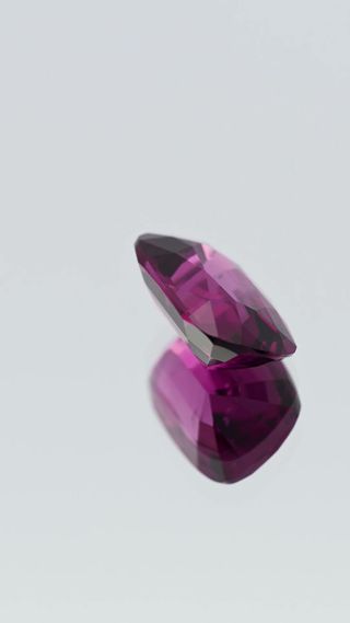 360-degree-macro-view-natural-rhodolite-garnet-unheated-cushion-ceylon-3.38ct thumbnail 8