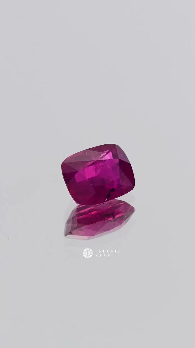 360-degree-macro-view-natural-ruby-cushion-cushion-ceylon-1.78ct
