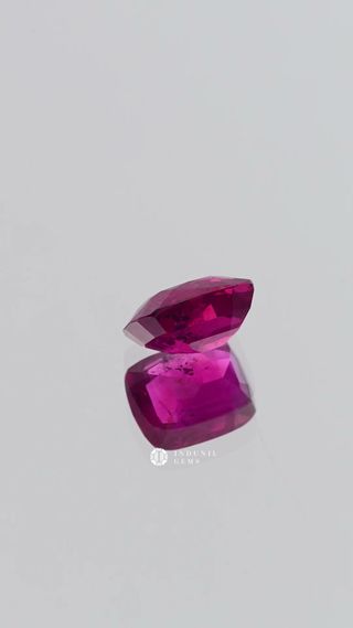 360-degree-macro-view-natural-ruby-cushion-cushion-ceylon-1.78ct thumbnail 6