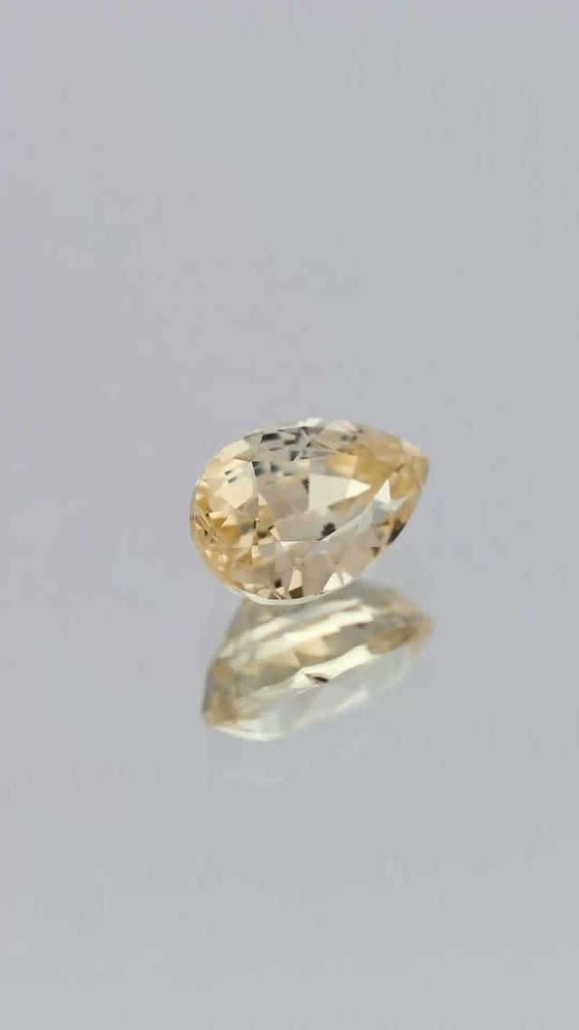 360-degree-macro-view-natural-yellow-sapphire-unheated-pear-ceylon-1.19ct
