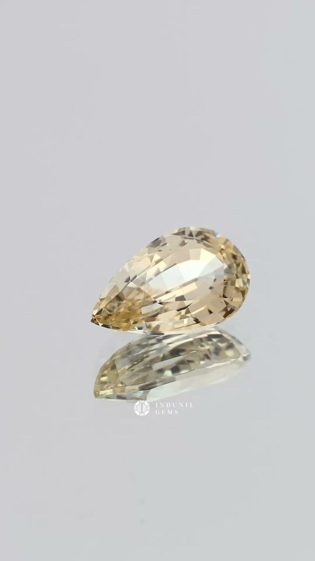 360-degree-macro-view-natural-yellow-sapphire-pear-pear-ceylon-3.00ct