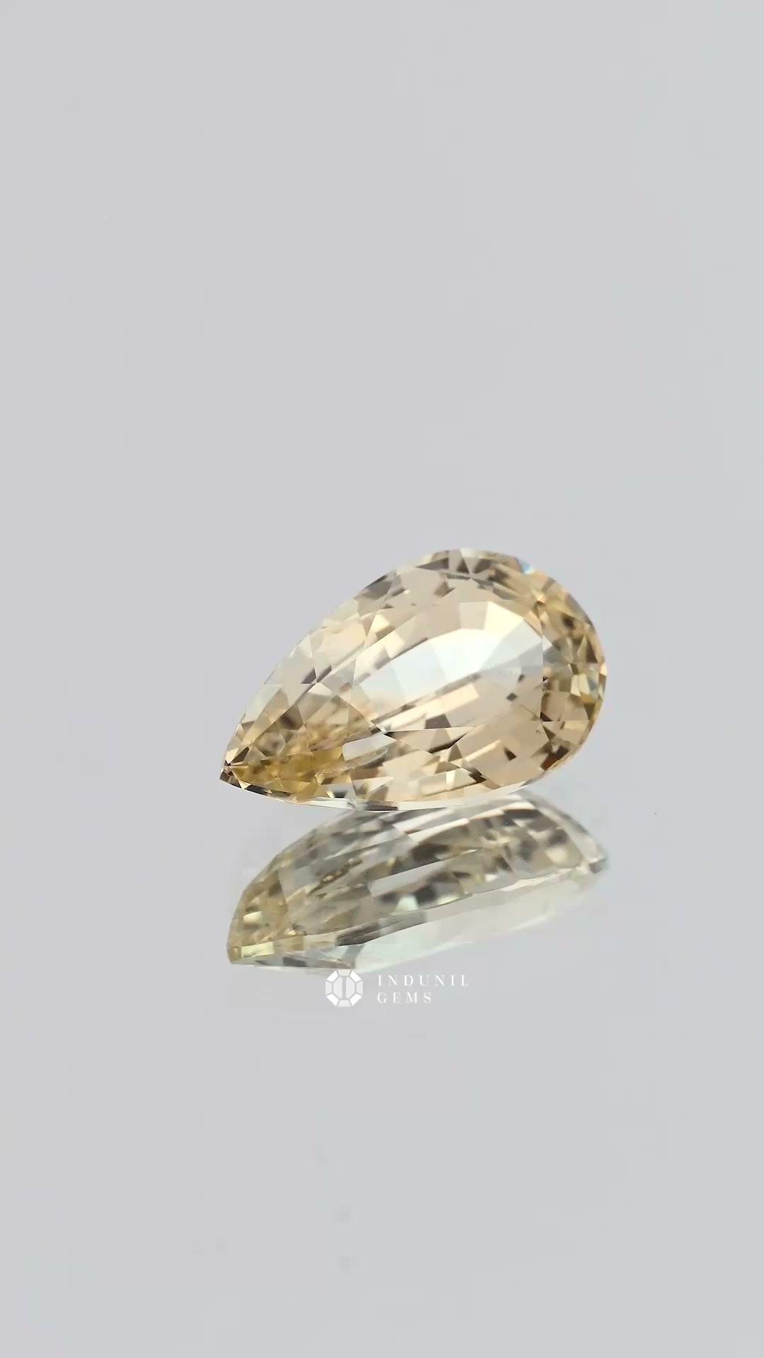 360-degree-macro-view-natural-yellow-sapphire-pear-pear-ceylon-3.00ct
