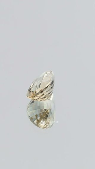 360-degree-macro-view-natural-yellow-sapphire-pear-pear-ceylon-3.00ct thumbnail 5