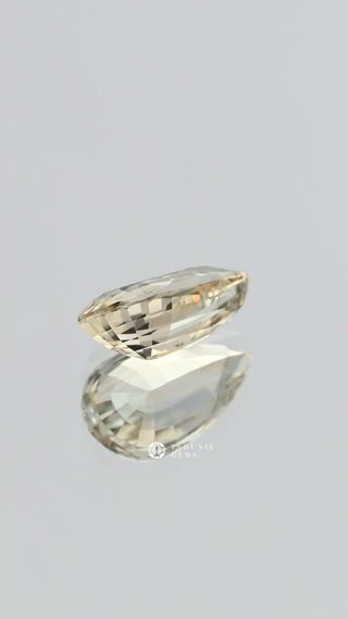 360-degree-macro-view-natural-yellow-sapphire-pear-pear-ceylon-3.00ct thumbnail 6