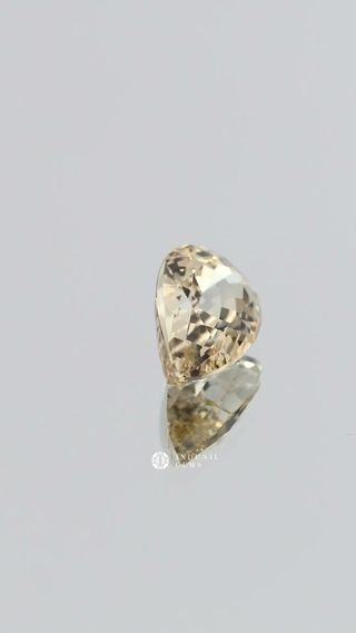 360-degree-macro-view-natural-yellow-sapphire-pear-pear-ceylon-3.00ct thumbnail 9